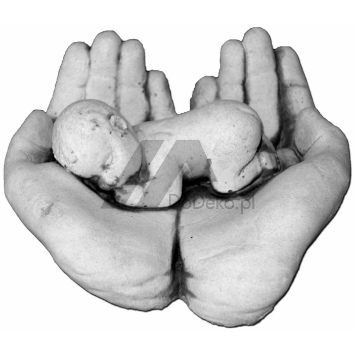 Estatueta de criança nas mãos